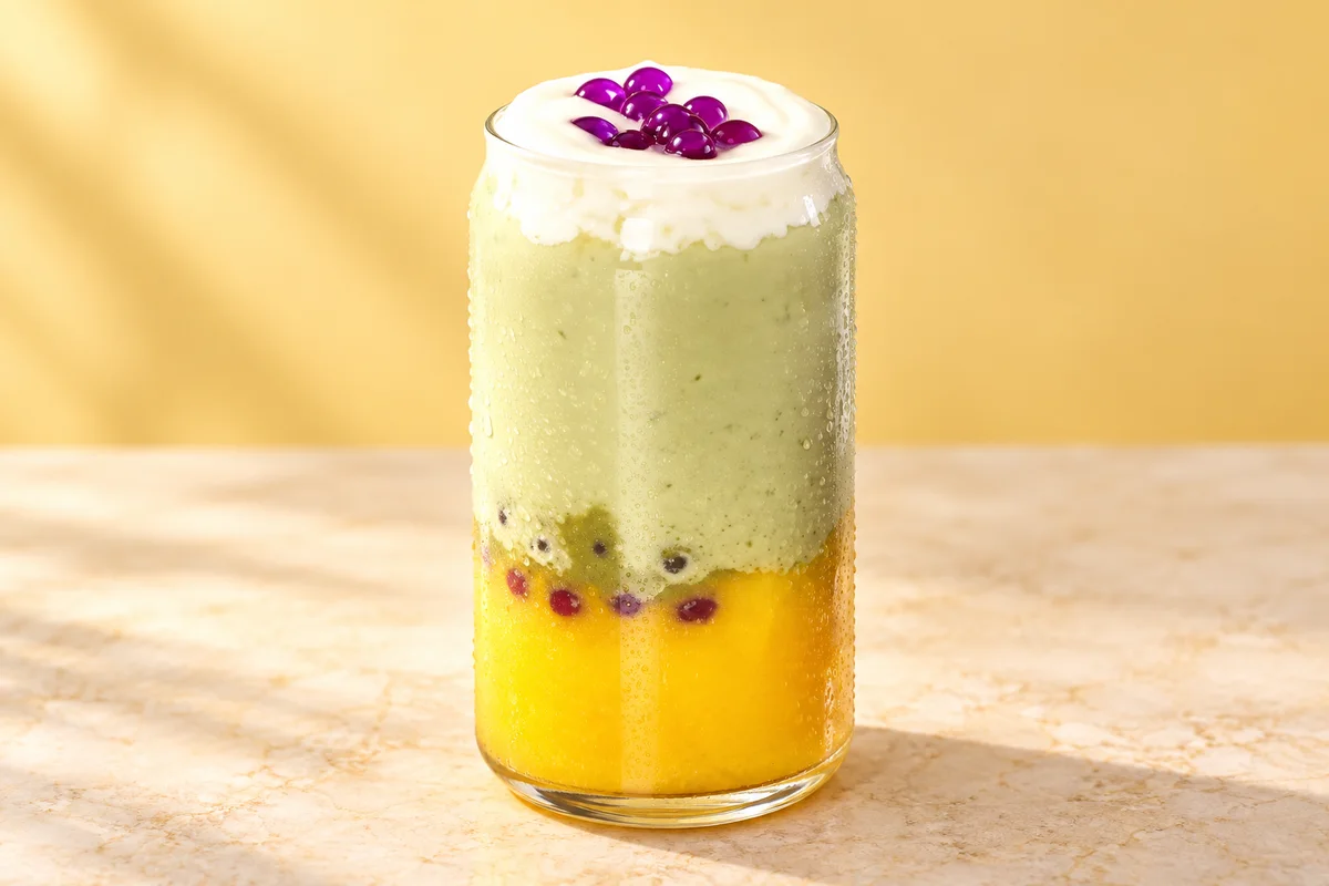 Matcha con mango, chantilly y perlas de blueberry