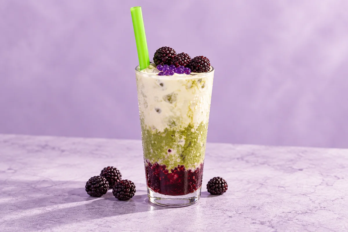 Presentación ilustrativa: Matcha con perlas explosivas de blueberry y salsa de queso